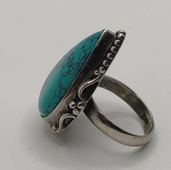 Vintage Turquoise Colored Howlite Necklace And Ring With Metal Feather Earrings - Picture 4 of 10